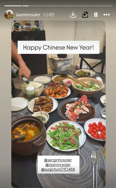 体育新闻-入乡随俗!归化国脚塞尔吉尼奥和家人一起包饺子,妻子晒年夜饭