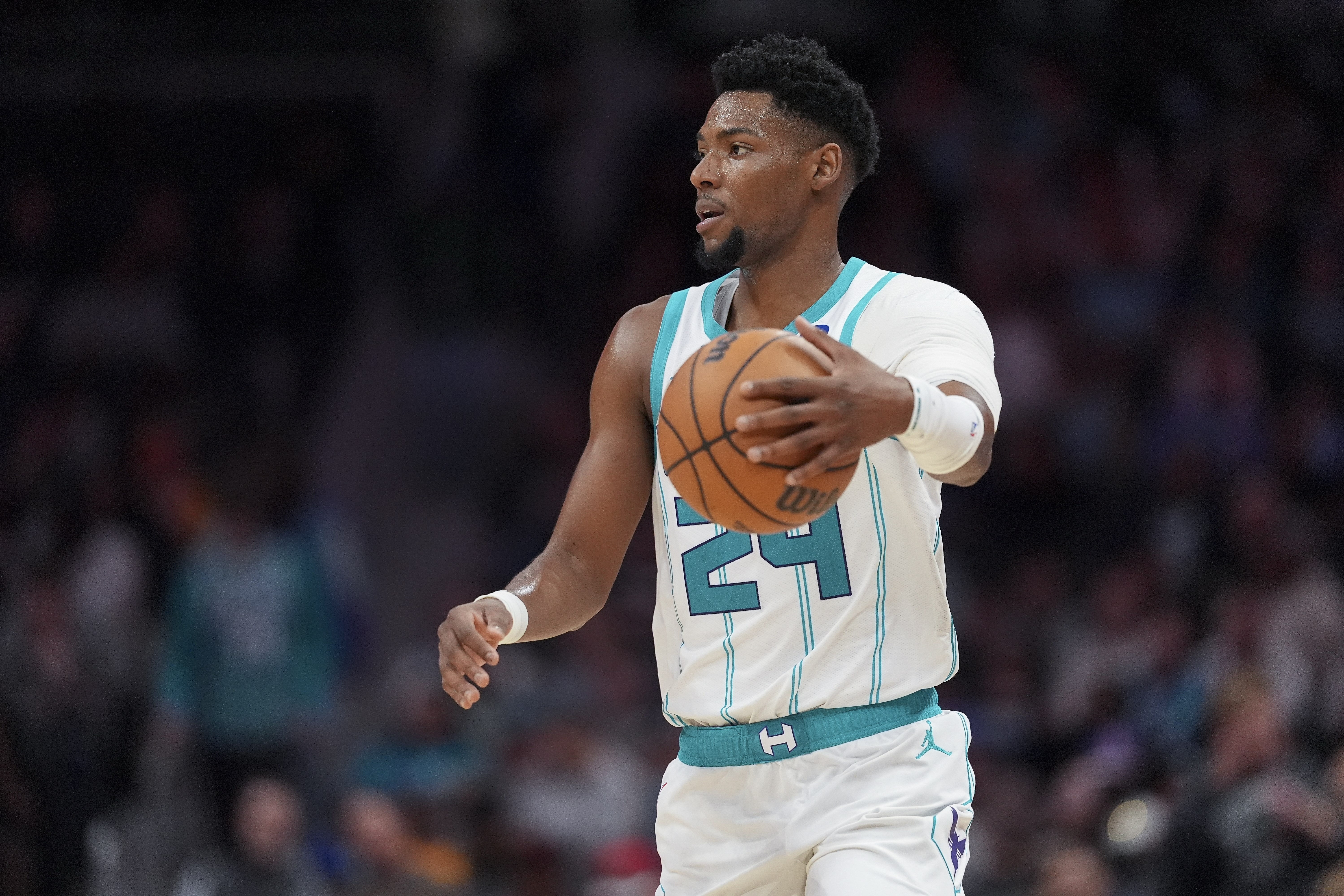 足球-手感好得多攻！布兰登·米勒打满首节 5中5&amp;三分3中3轰下16分！